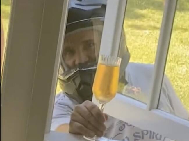 Papá se disfraza todos los días para llevarle comida a su hija con Covid