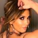 JLO presume sus músculos en un sensual vestido rojo