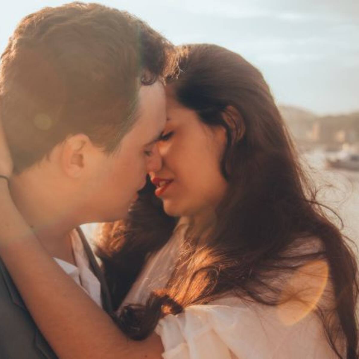 ¿Por qué nos inclinamos a la derecha cuando besamos?