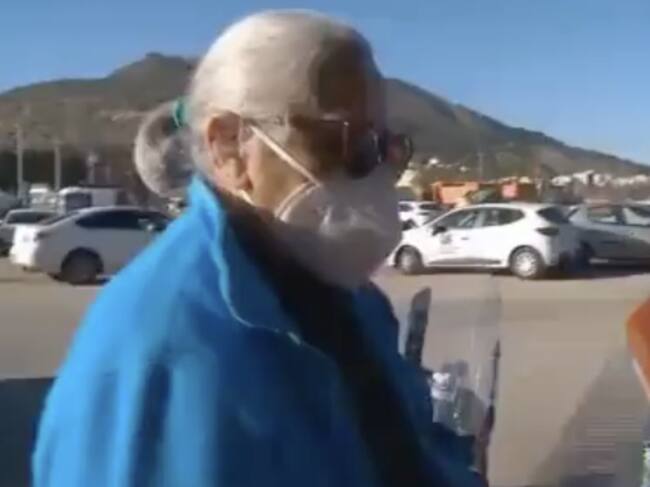 Abuelita creía que se había formado para la vacuna y en realidad estaba en la fila para comprar boletos de futbol