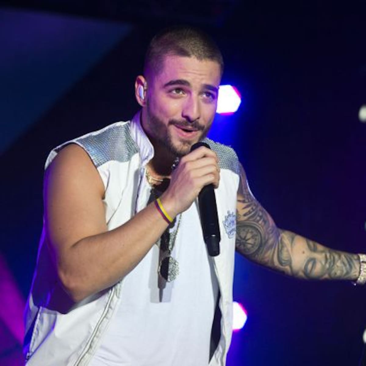 Maluma da apasionado beso a una fan