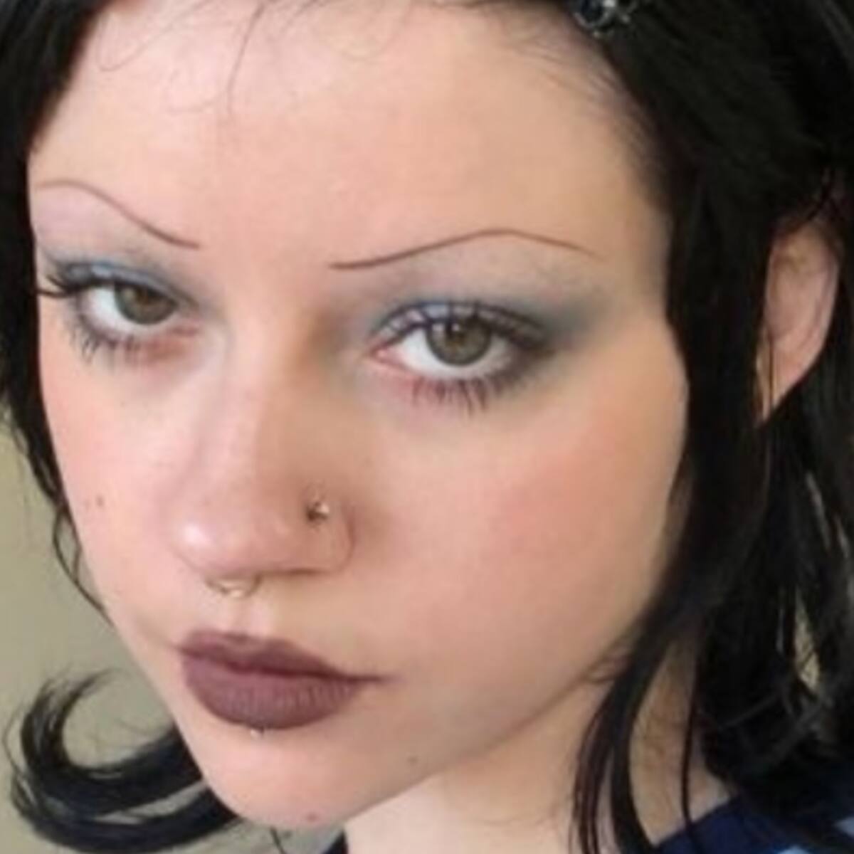Adiós a las cejas pobladas, regresa la tendencia de cejas delgadas de los 90