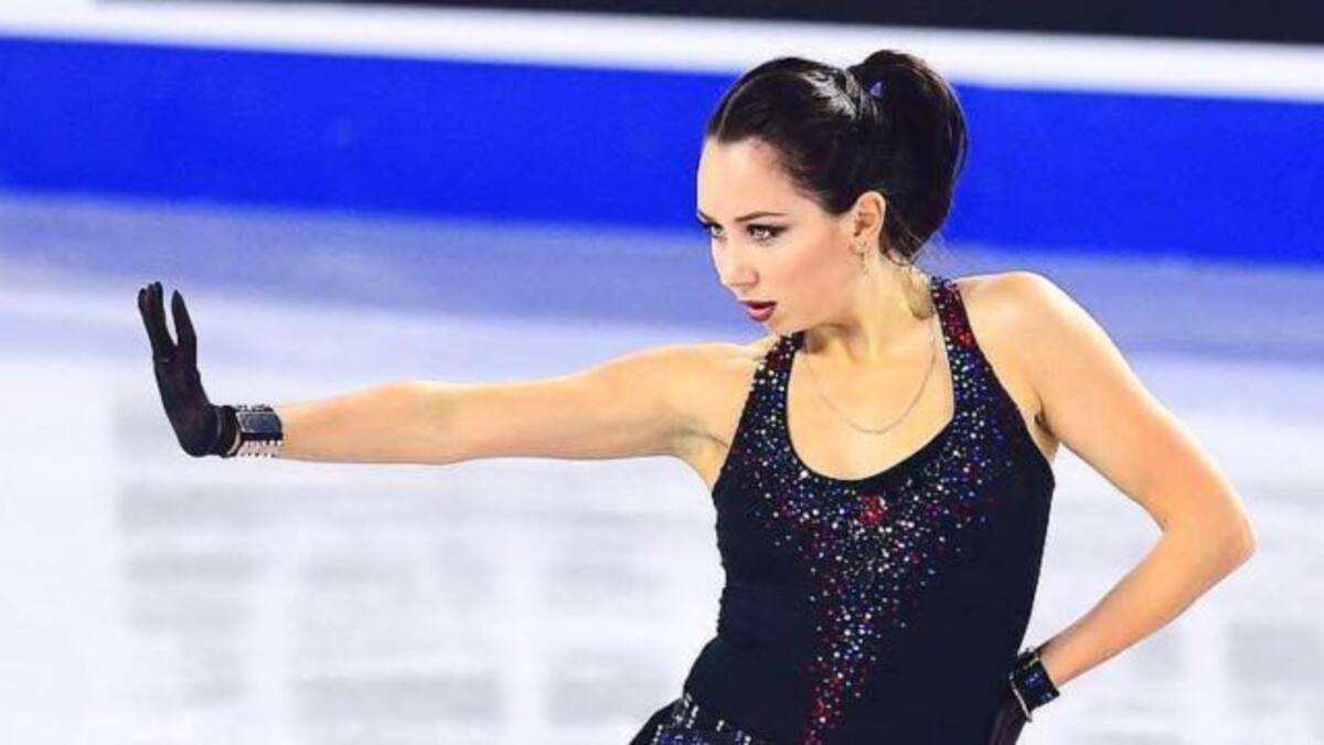 Su bra casi sale volando durante show de patinaje artístico