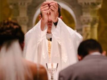 Amante del novio llega vestida de novia a la boda