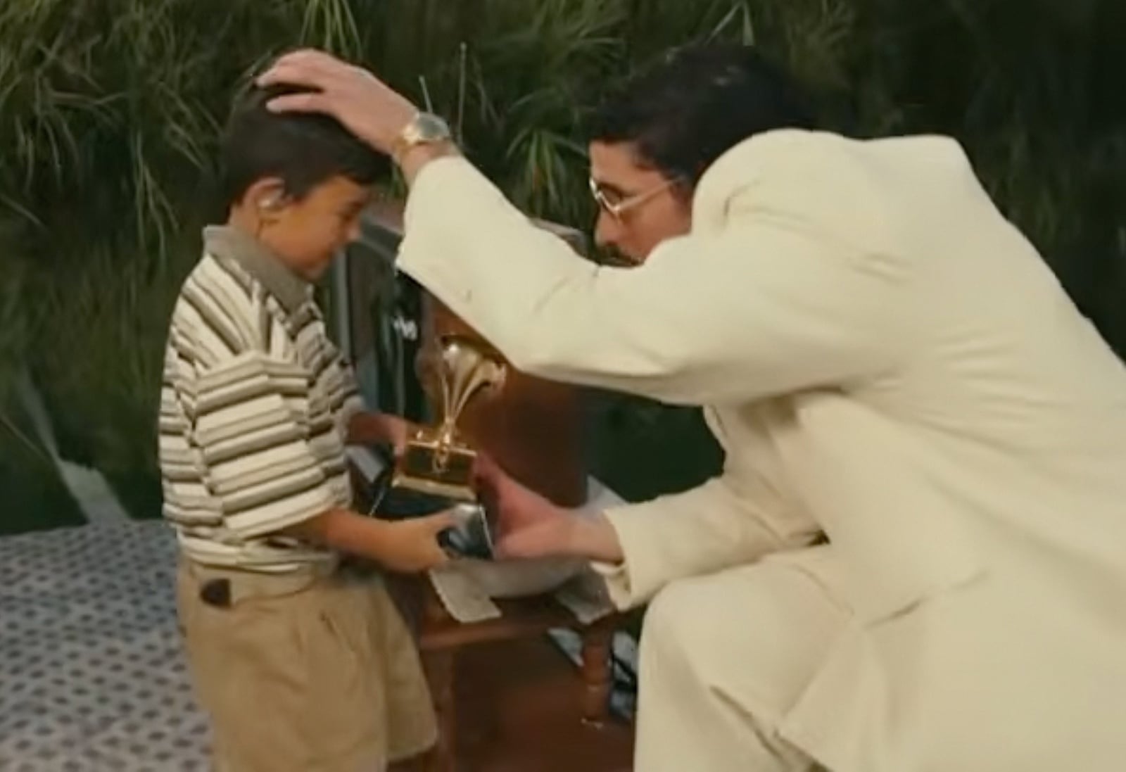 Premio a niño en show de Bad Bunny