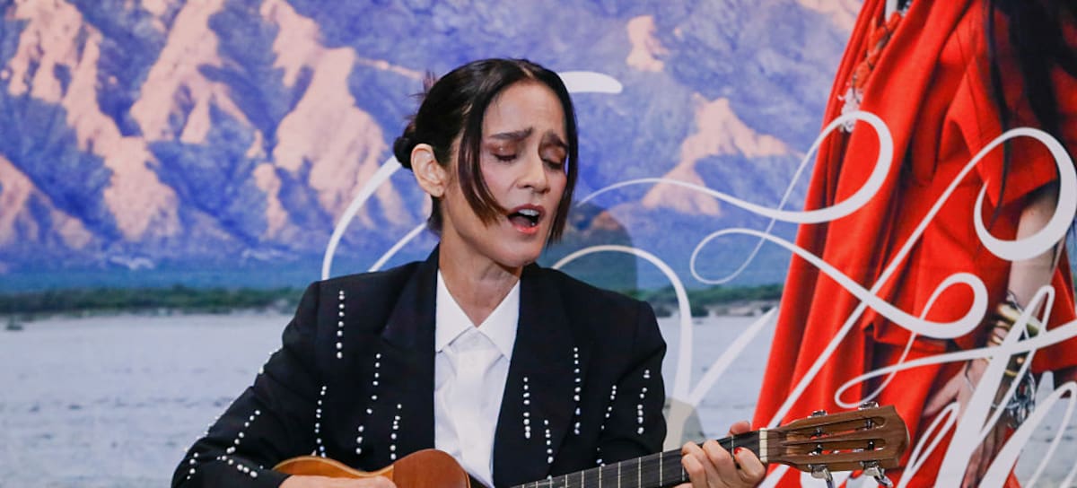 Julieta Venegas recibe criticas de su nueva canción "La niña futbolera"