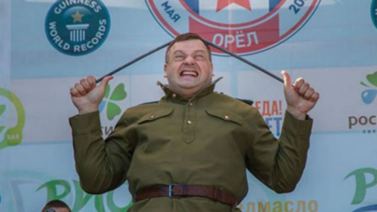 Dobla doce barras de hierro con la cabeza en un minuto.