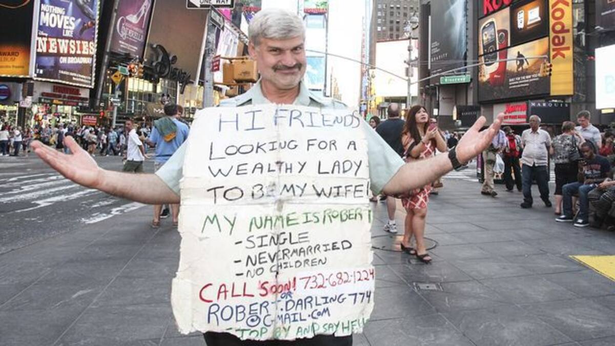 Soltero desempleado pasea buscando esposa