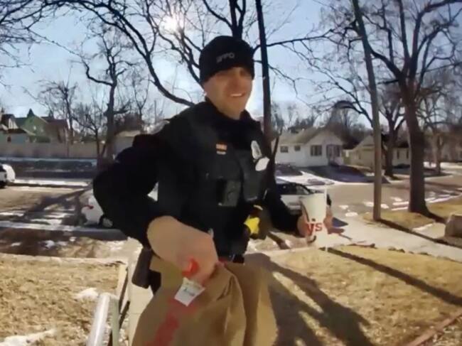 Policía entrega comida de repartidor porque fue arrestado