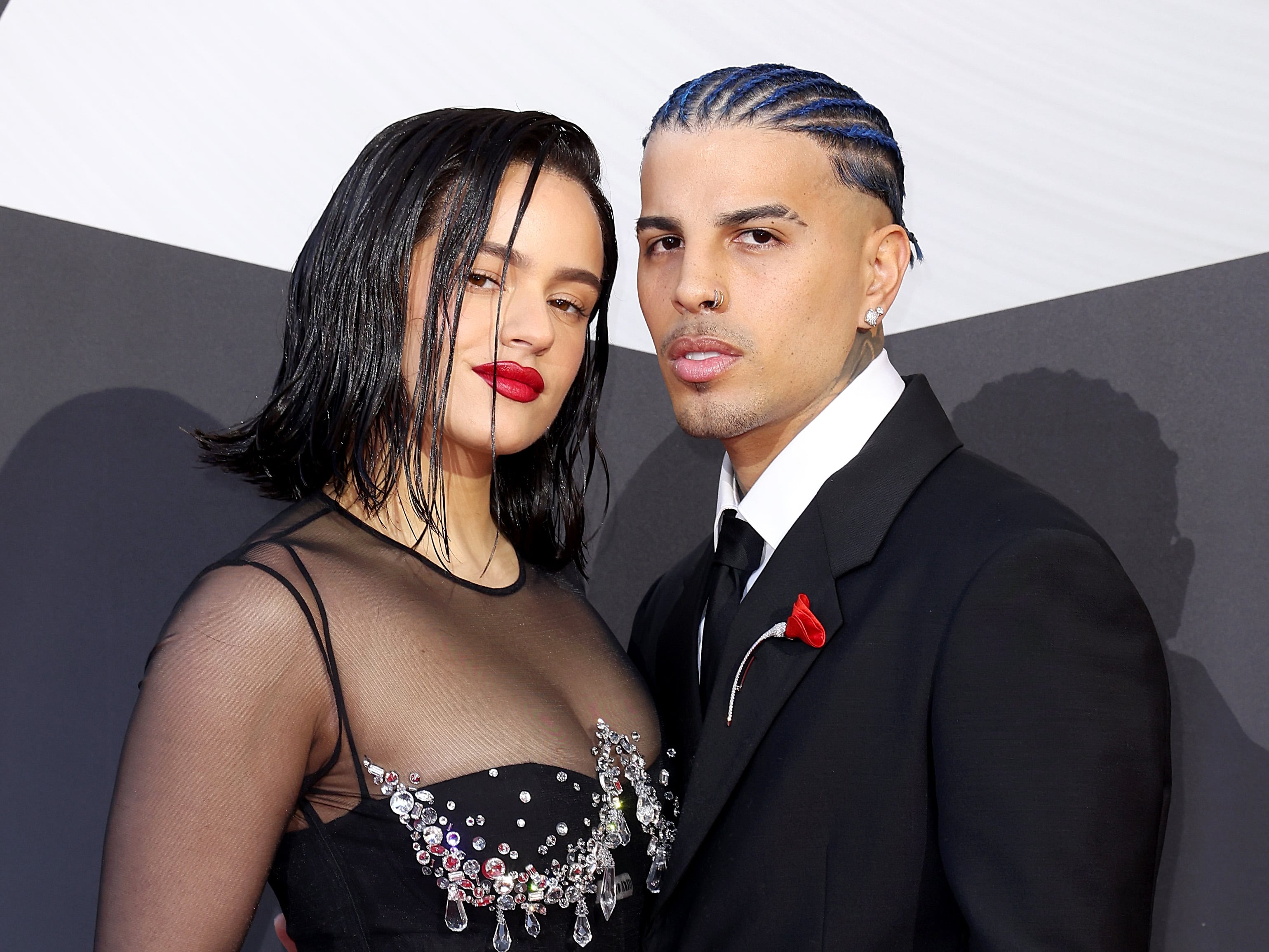 Rosalía y Rauw Alejandro en la alfombra roja de los Latin Grammy 2022