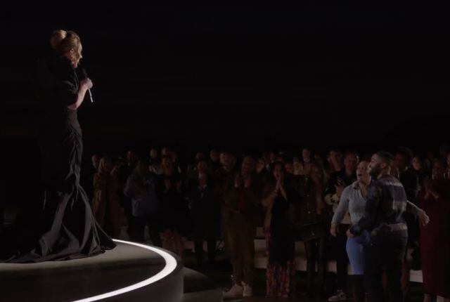 Adele ayuda a fan a proponerle matrimonio a su novia en pleno concierto