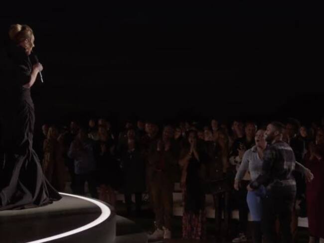 Adele ayuda a fan a proponerle matrimonio a su novia en pleno concierto