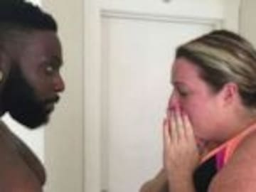 Entrenador personal sube de peso para bajarlos con su clienta