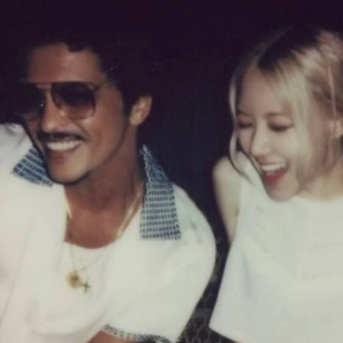 Bruno Mars estrena The Romantic y desata rumores con Rosé de BLACKPINK tras un momento viral