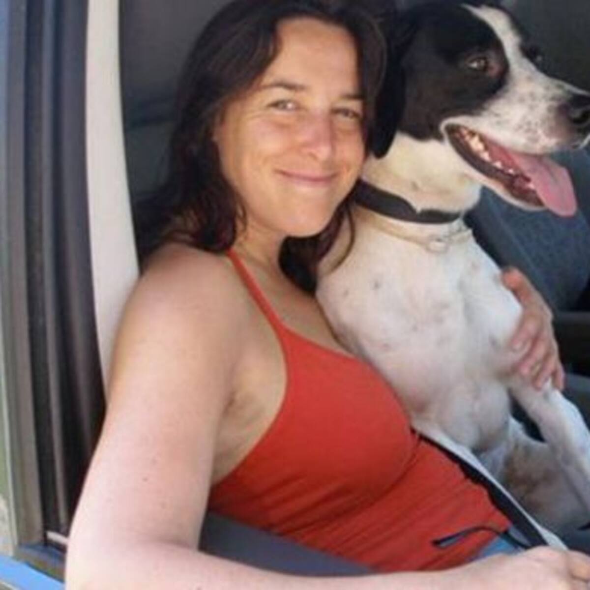 Se casará con su perro tras 'enviudar' de su gato