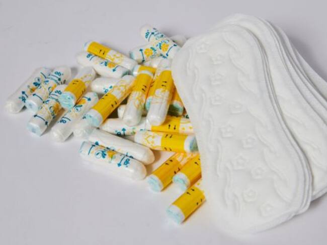 Toallas sanitarias y tampones podrían ser gratuitos en todas las escuelas del país