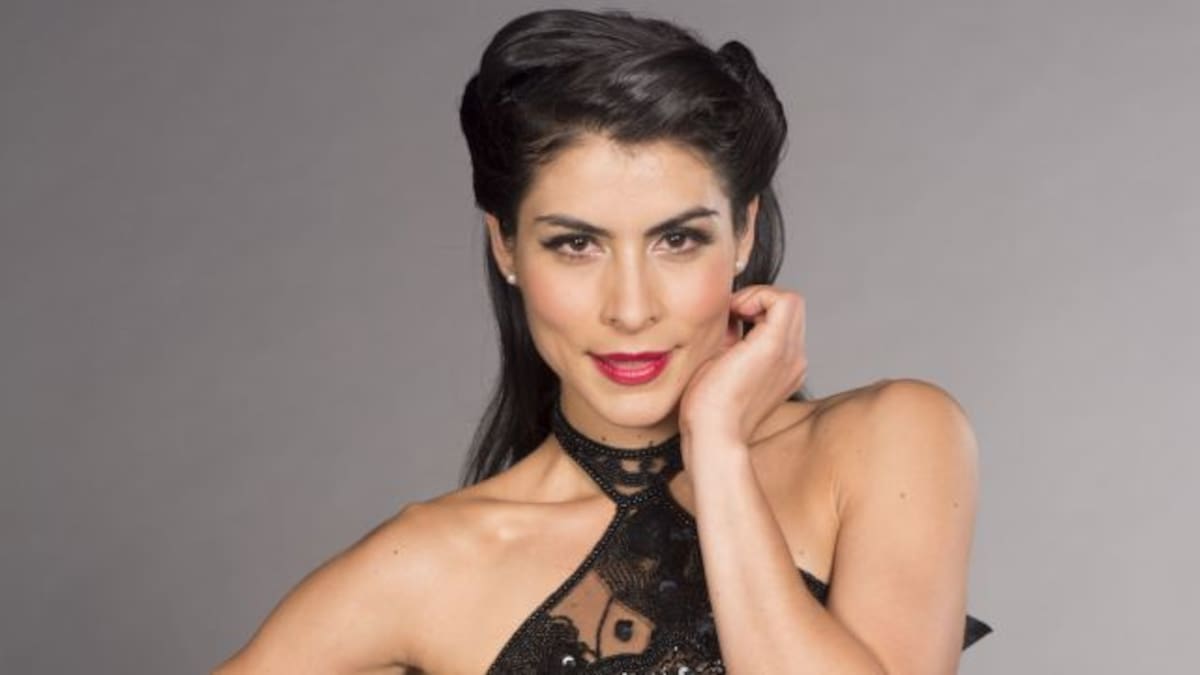 María León presume abdomen de acero