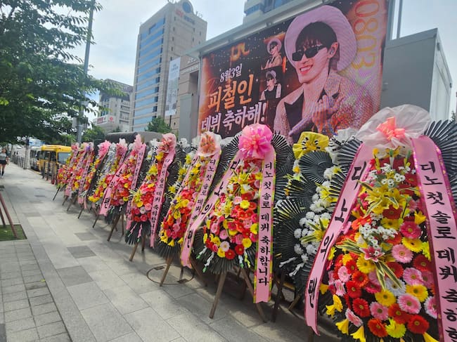Fans envían flores a los edificios de HYBE