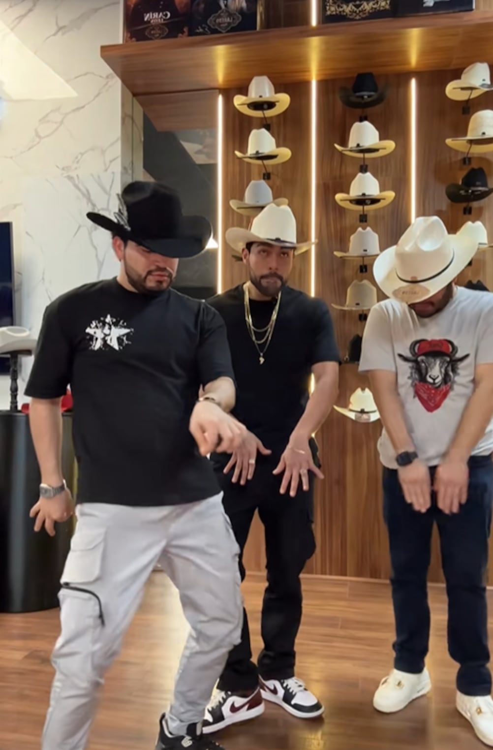 Publicaciones con sombreros de César Gastélum