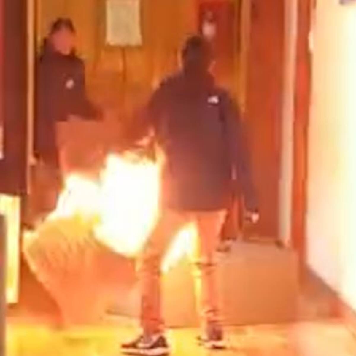 Hombre enloquece porque no le renovaron el contrato