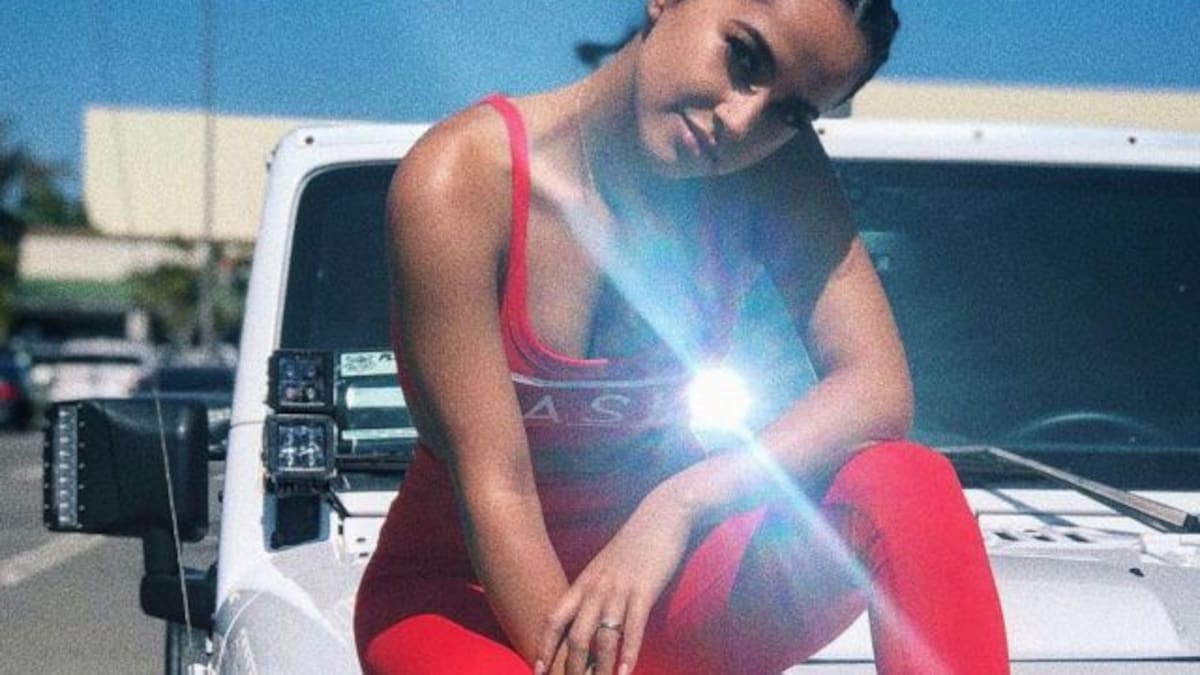 Becky G impacta con fotos en bikini