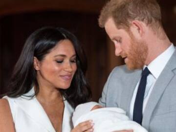 Compara a bebé de Harry y Meghan con un chimpancé y lo corren