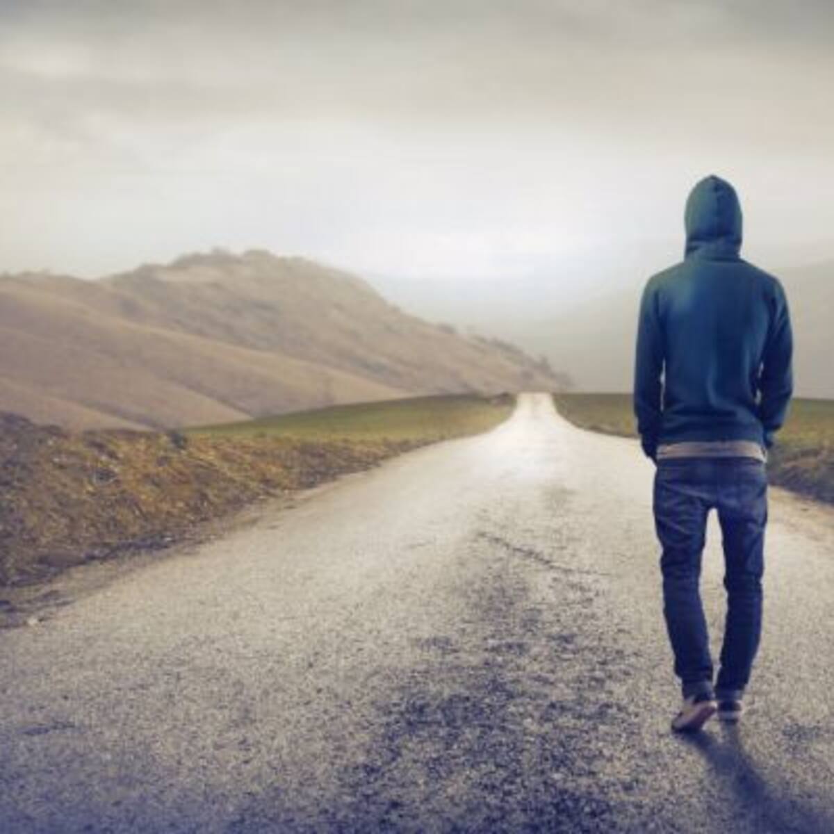 Tiene 23 años y le agrada viajar, pero su novia de 20 años no la dejan salir tanto como a él