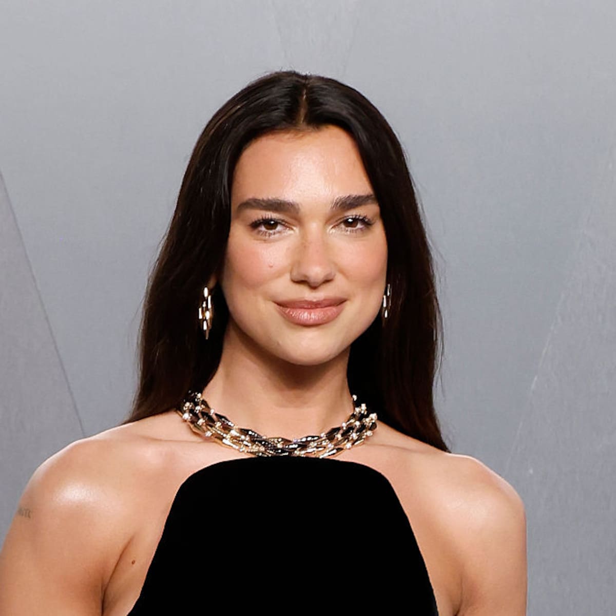 Dua Lipa apuesta por la libertad de leer: inaugura una biblioteca con libros censurados y prohibidos en Portugal