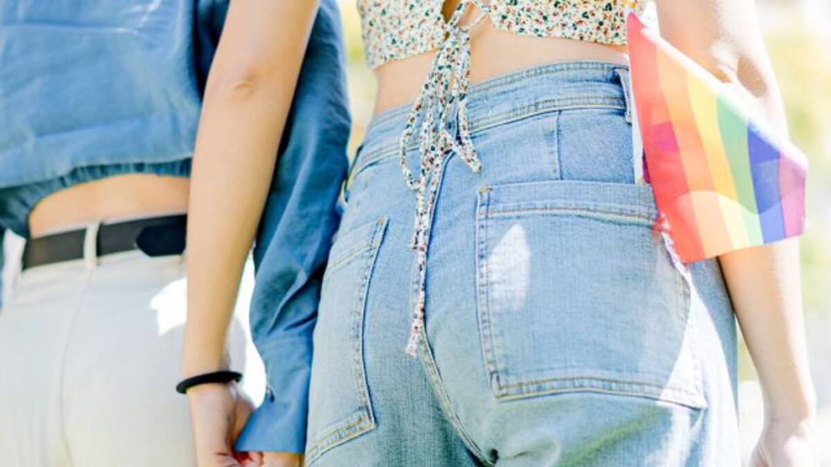 Francia legaliza tratamientos de fertilidad para parejas lesbianas y mujeres solteras