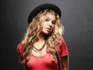 Fergie presenta su nuevo disco con candentes fotos