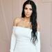 Kim Kardashian se trepa a un árbol totalmente desnuda