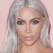 Kim Kardashian sale a la calle únicamente con medias transparentes