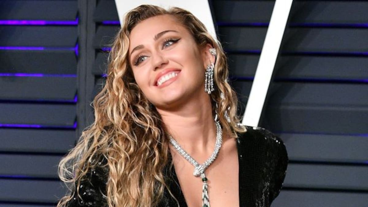 Fan acosa e intenta besar a Miley Cyrus
