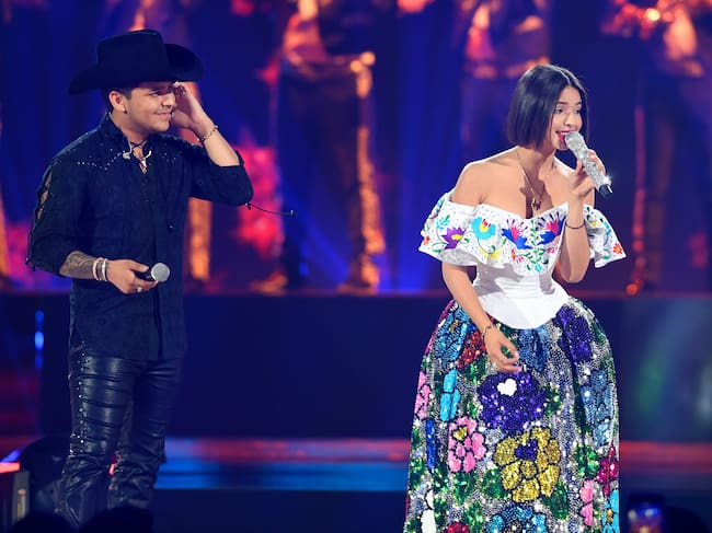 Christian Nodal y Angela Aguilar actuando en los Premios Juventud 2019 el 18 de julio de 2019, en el Coral Gables, Florida. (Photo by Jason Koerner/Getty Images)