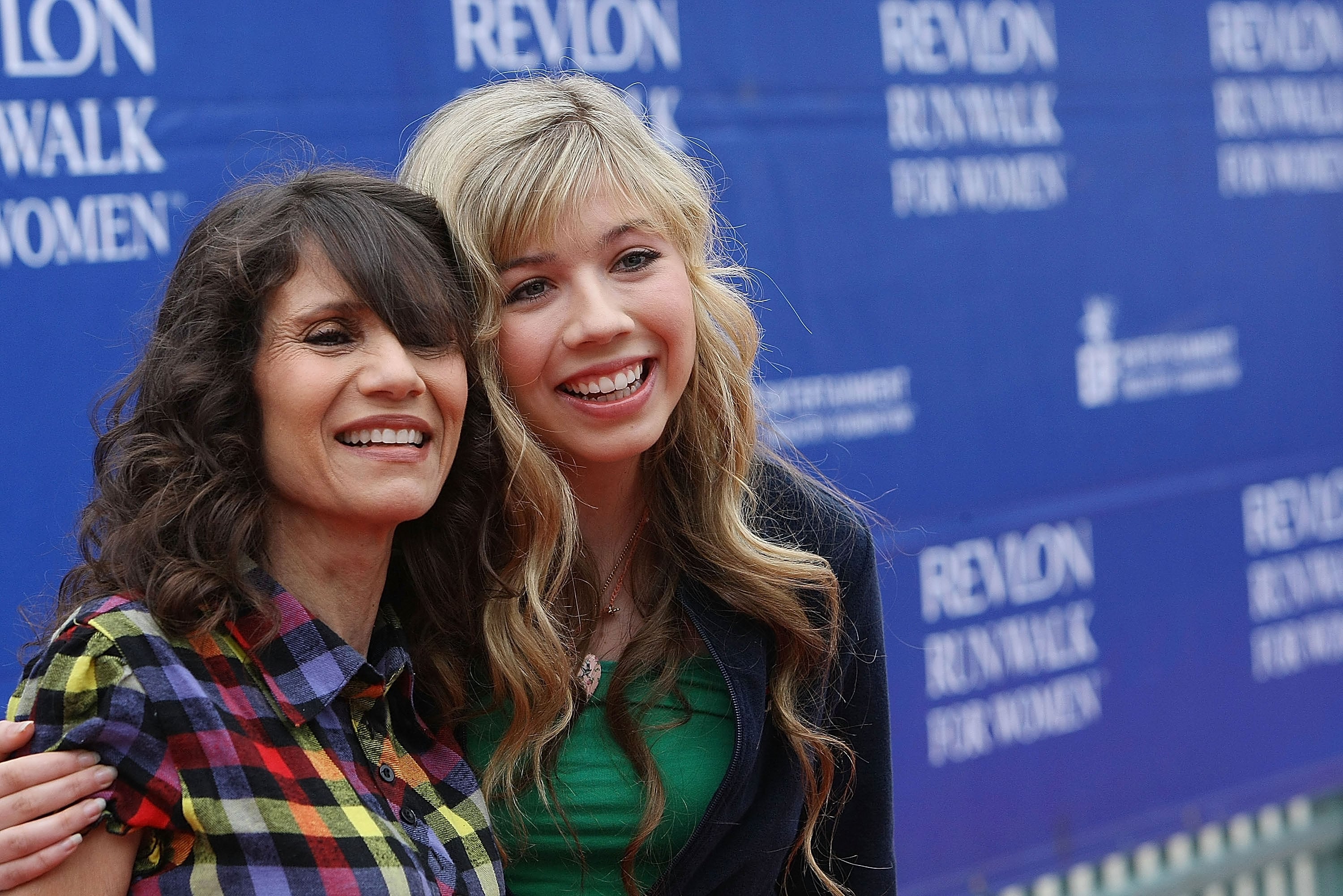 Jennette McCurdy y su madre en 2009
