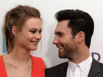 Adam Levine y Behati Prinsloo pelean por la atención de su hija