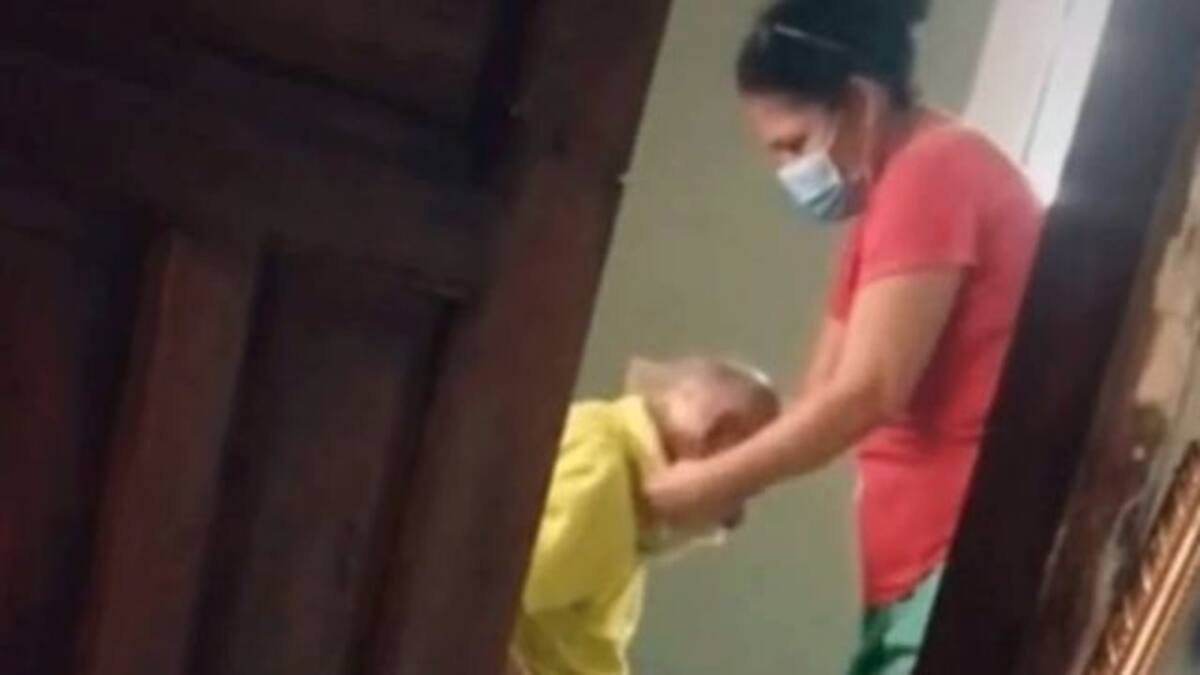 Mujer cuida a su ex suegro de 98 años aunque marido la abandonó