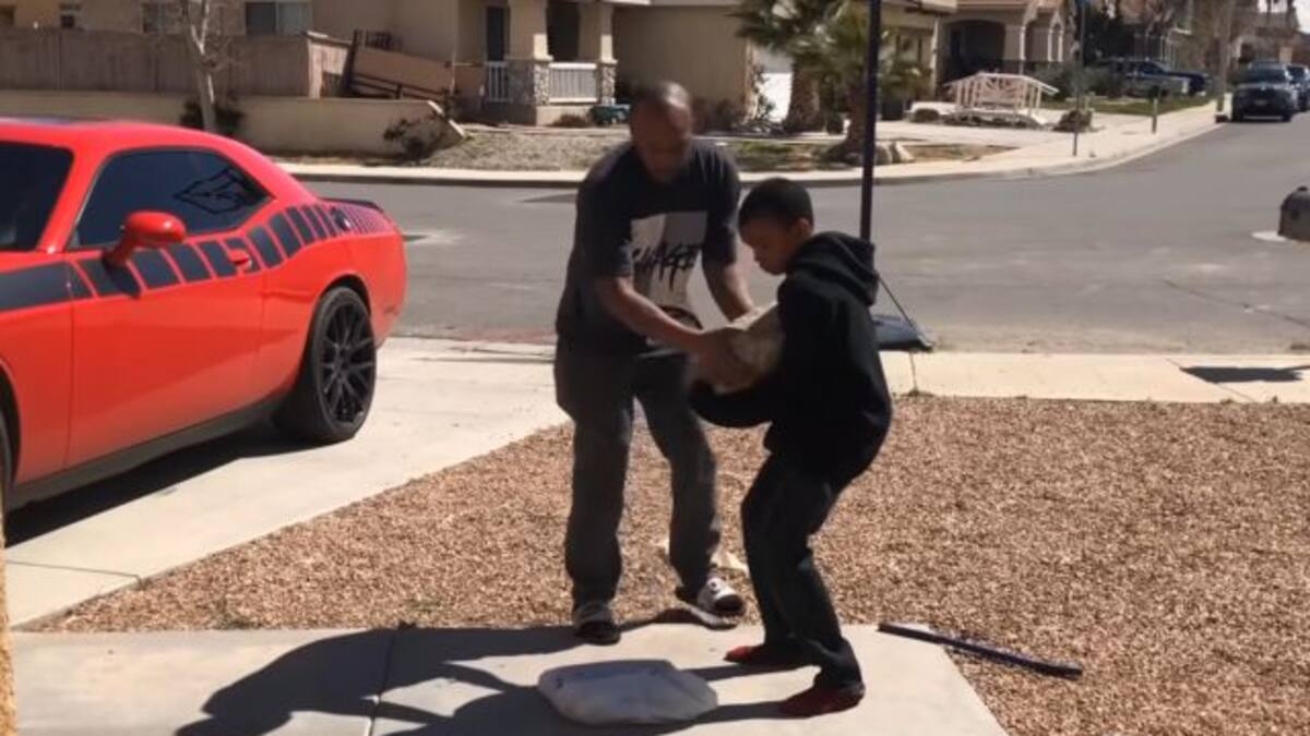 Por malas calificaciones, papá obliga a niño a romper su consola de videojuegos