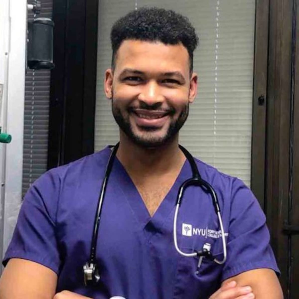 Se gradúa de universidad donde trabajaba de conserje