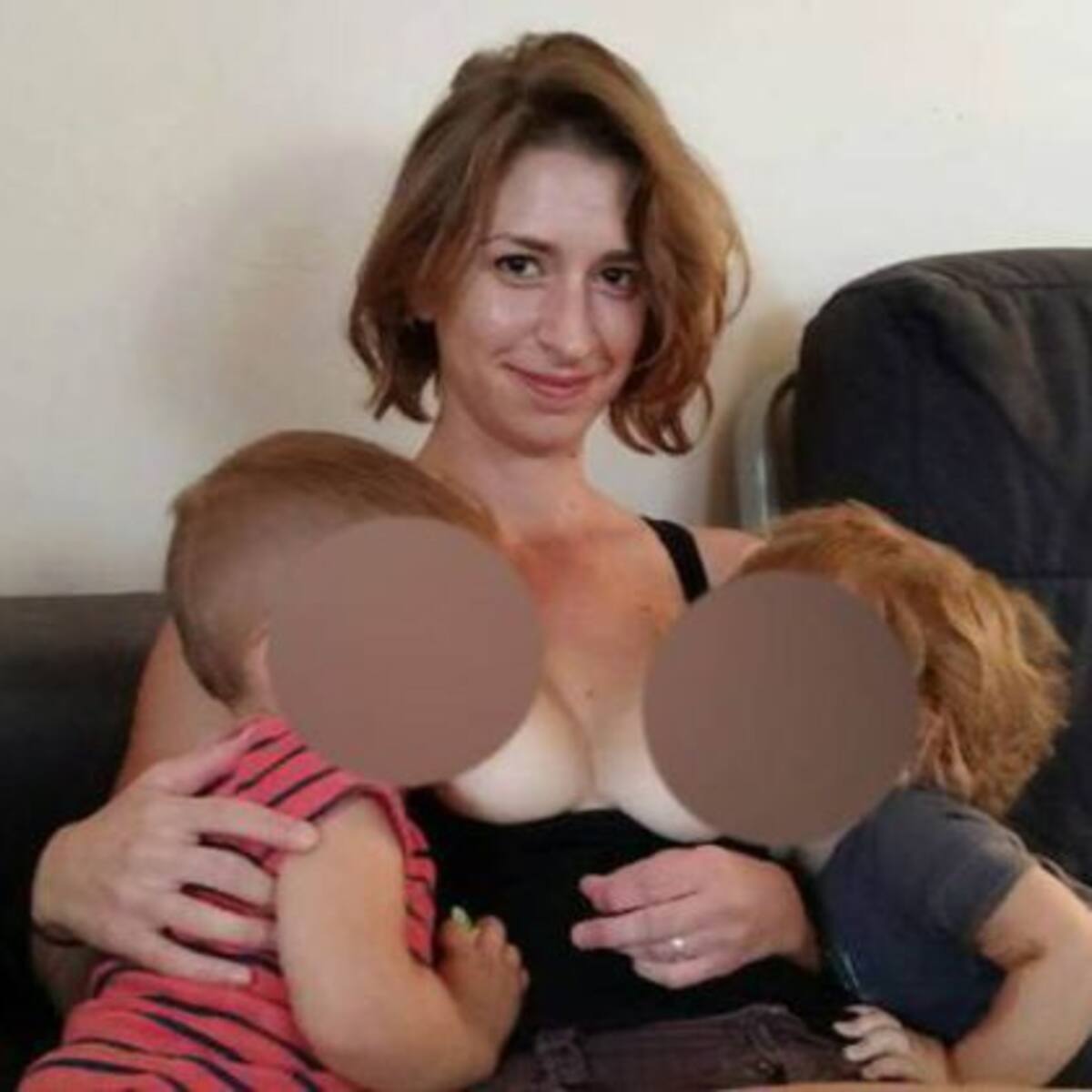 Mujer amamanta a su hijo y también a su amiguito