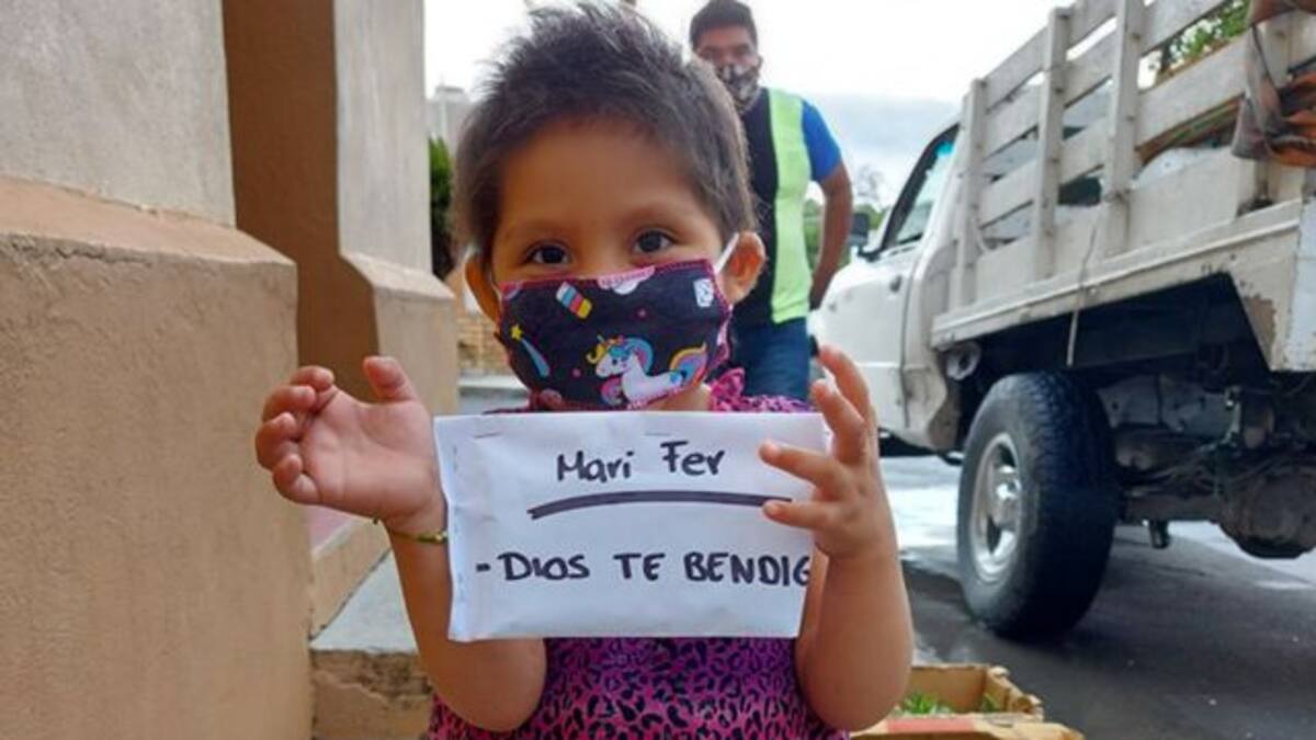 Pequeña de tres años vende plantitas para pagar su tratamiento contra el cáncer