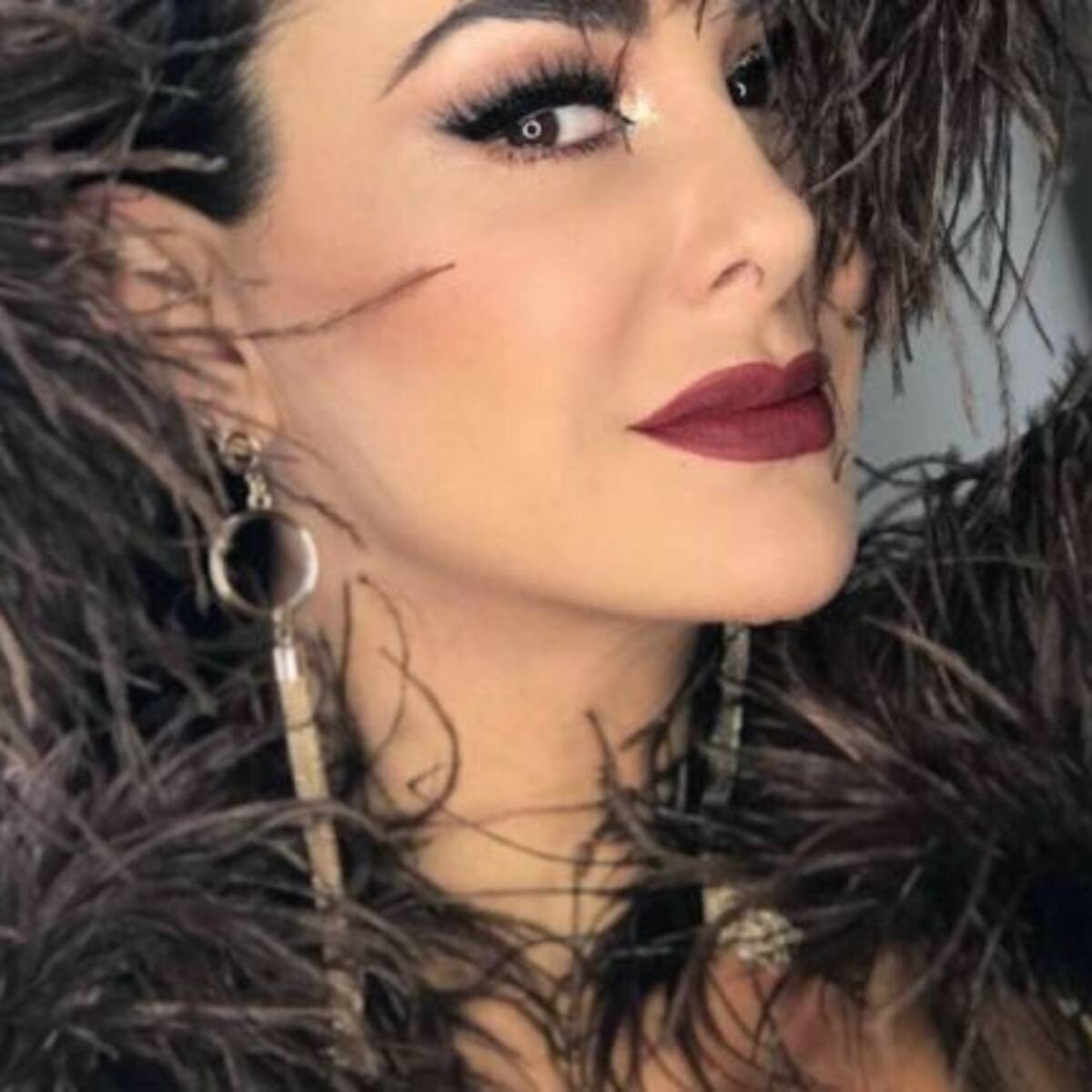 Ninel Conde disfruta la playa en diminuto bikini