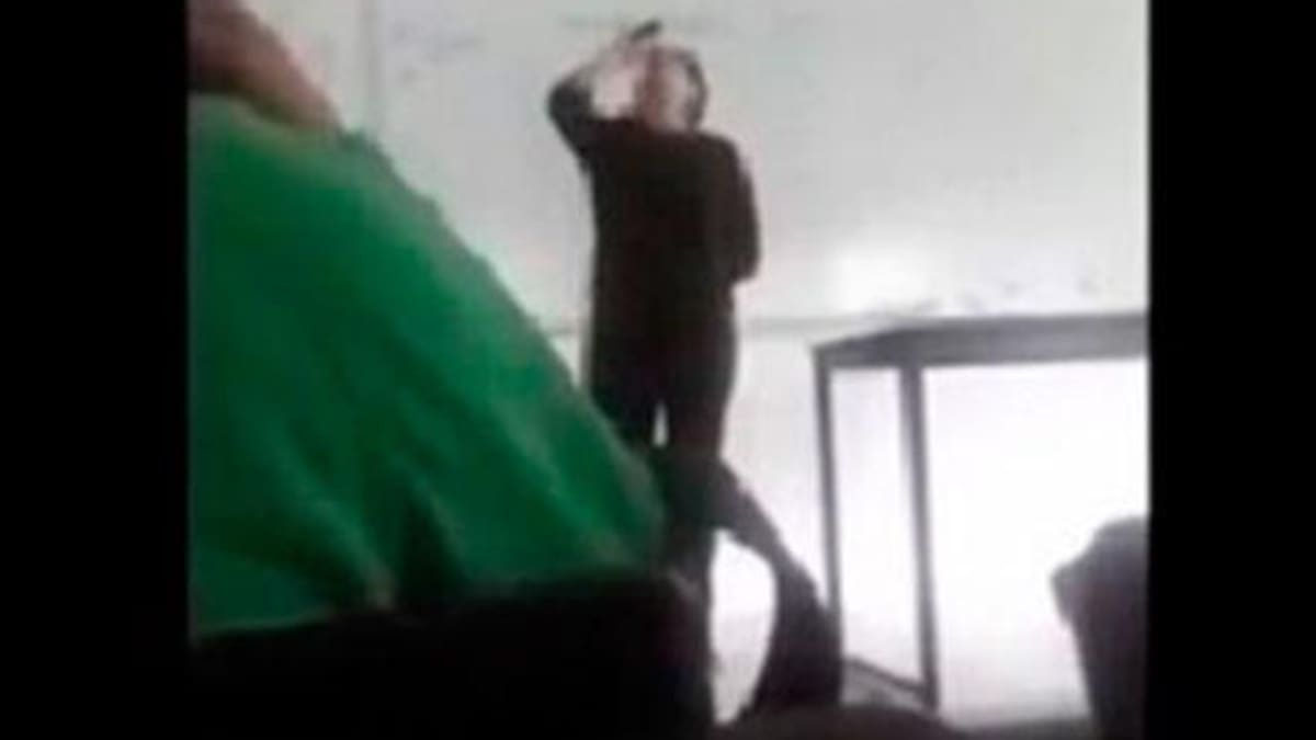 Maestra enseña a sus alumnos a beber tequila