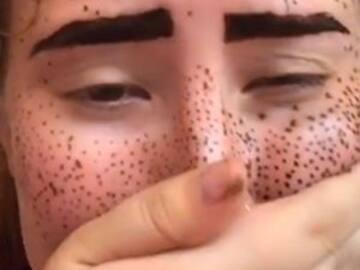 Se pinta pecas y las cejas con henna y se hace viral por el resultado