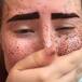 Se pinta pecas y las cejas con henna y se hace viral por el resultado