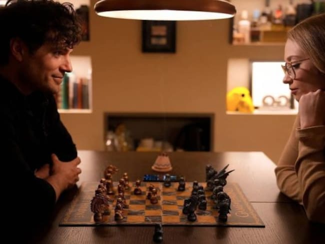 Henry Cavill defiende a su novia en redes sociales