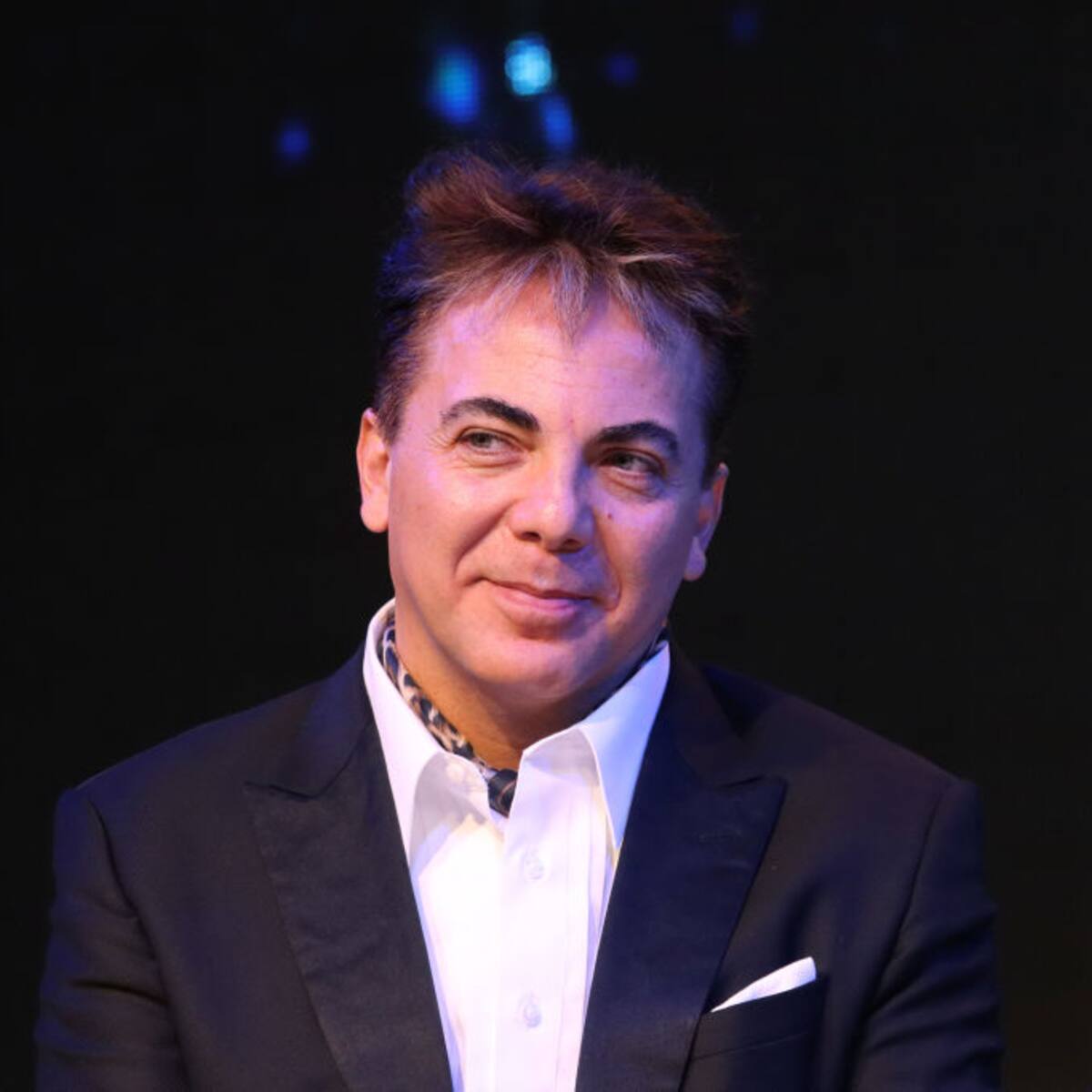 Cristian Castro demuestra que nunca es tarde para cumplir un sueño: terminó la prepa a los 51 años y va por la UNAM, su mensaje podría ser una señal para ti