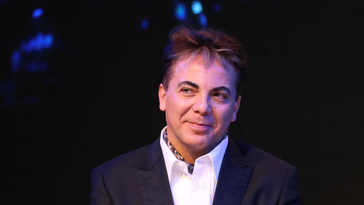 Cristian Castro demuestra que nunca es tarde para cumplir un sueño: terminó la prepa a los 51 años y va por la UNAM, su mensaje podría ser una señal para ti