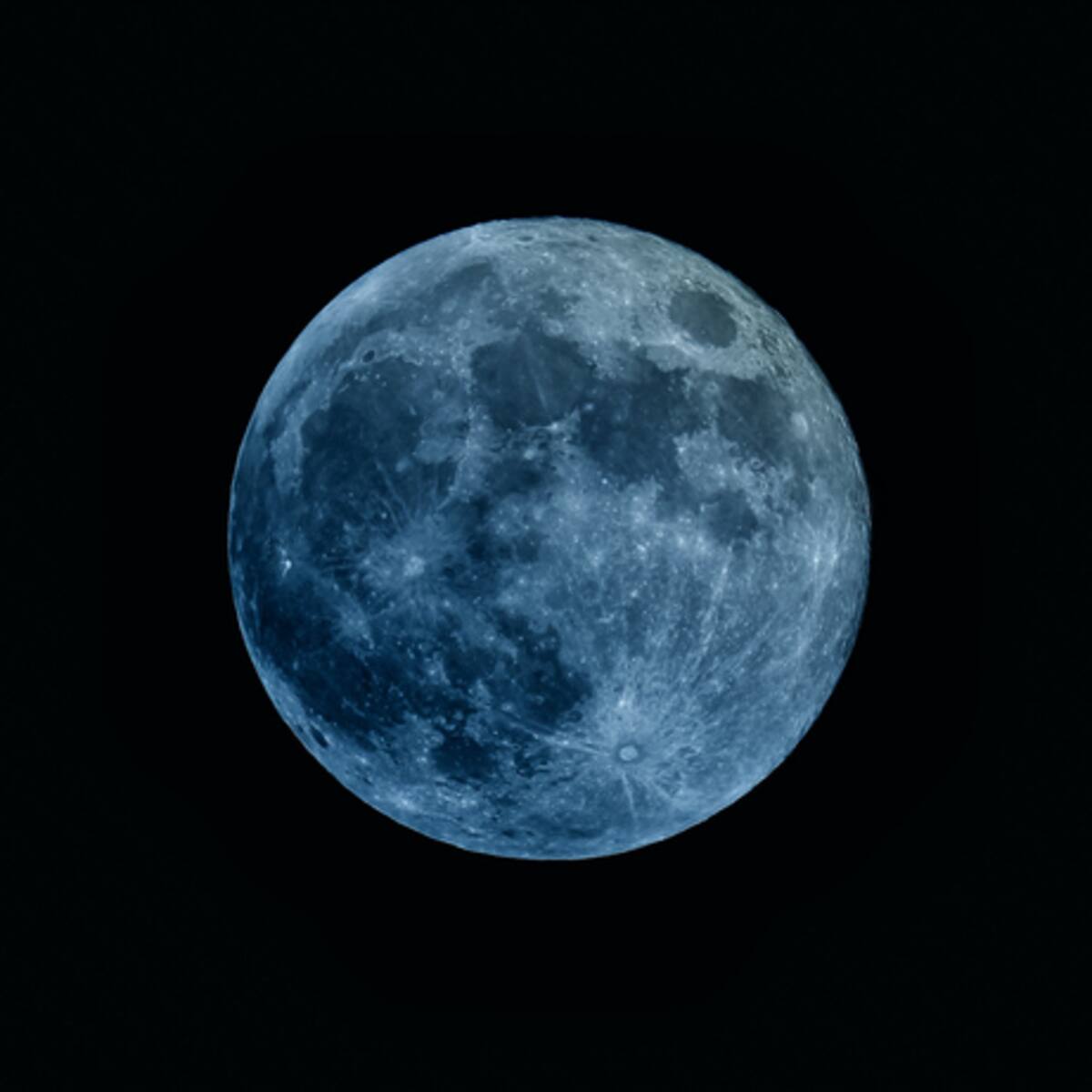 Todo lo que hay detrás de la Luna Azul de mayo: fecha y hora para verla, significado del color y mensaje que trae para ti
