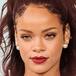 Confunde a joven con Rihanna y se hace viral